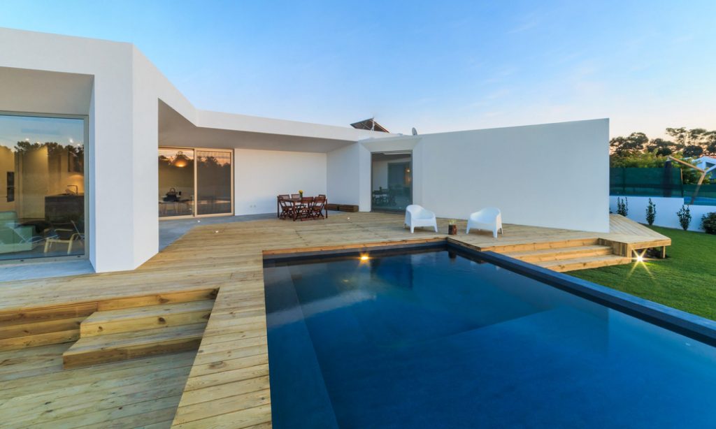 Construire et agencer une piscine sur un terrain en pente