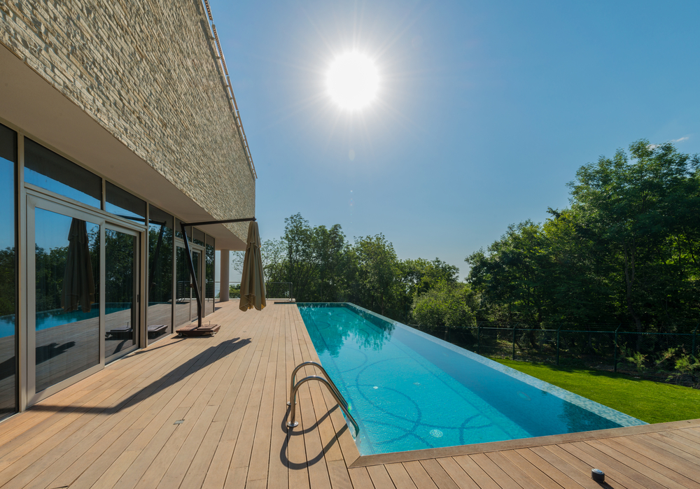 piscine couloir de nage devant une terrasse