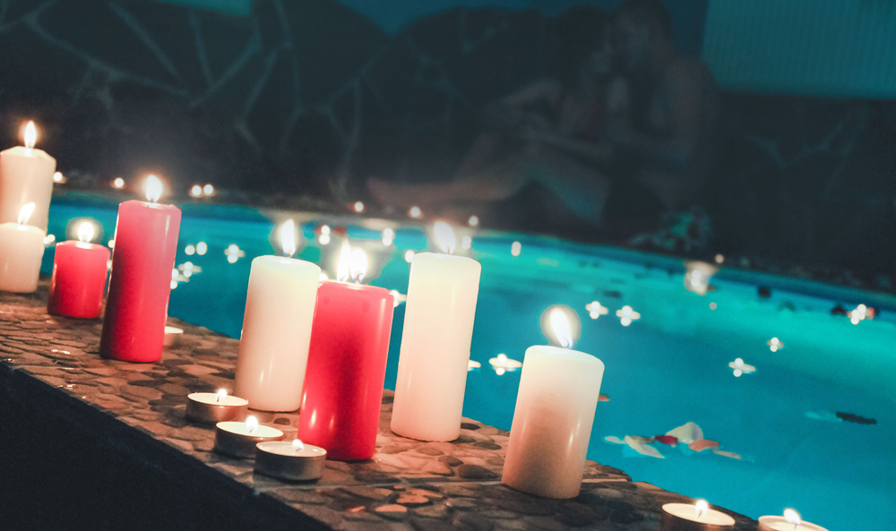 bougies flottantes dans une piscine