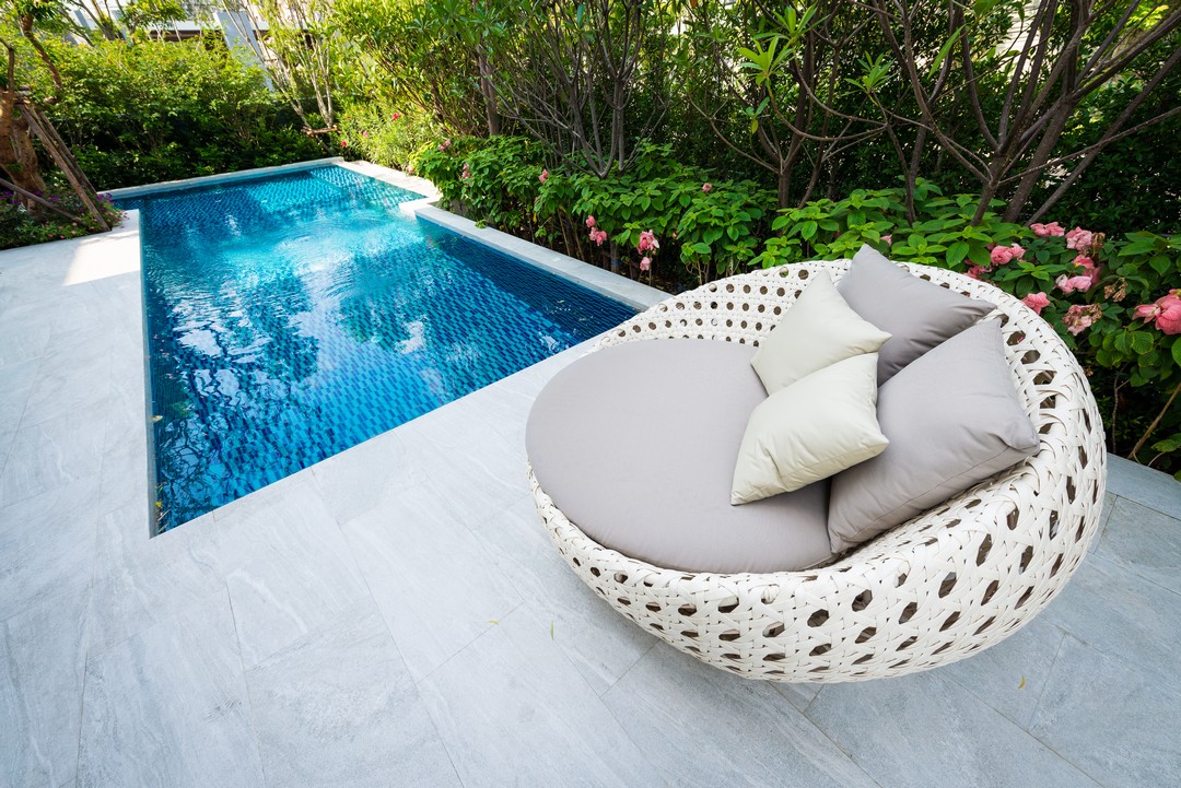 canapé lit au bord d'une piscine