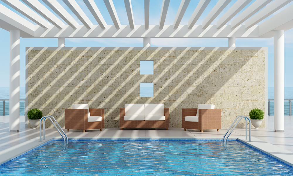 pergola au dessus d'une piscine, pour se protéger du soleil