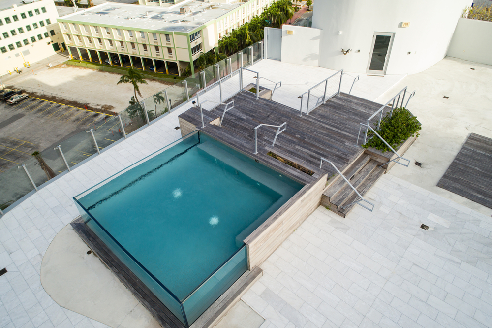 piscine en verre sur une terrasse