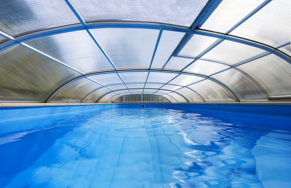 abri de piscine haut sur une piscine