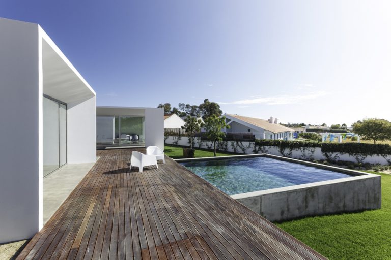 Construire et agencer une piscine sur un terrain en pente