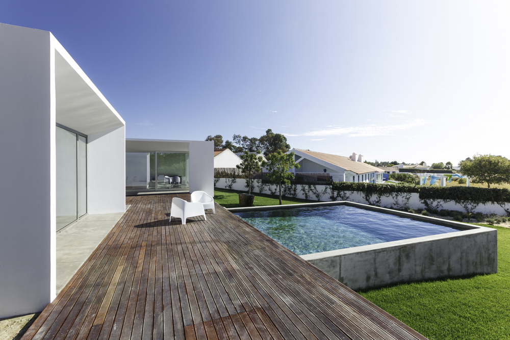 piscine en pente dans le jardin